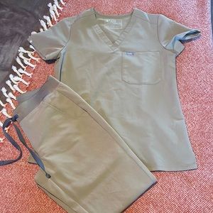 LIKE NEW-Figs Latte color *limited edition*